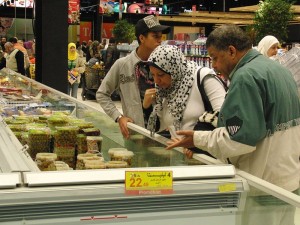 Photo by juliegomoll (Grocery shopping at the HyperMart in Cairo) [CC BY 2.0 (http://creativecommons.org/licenses/by/2.0)], via Wikimedia Commons